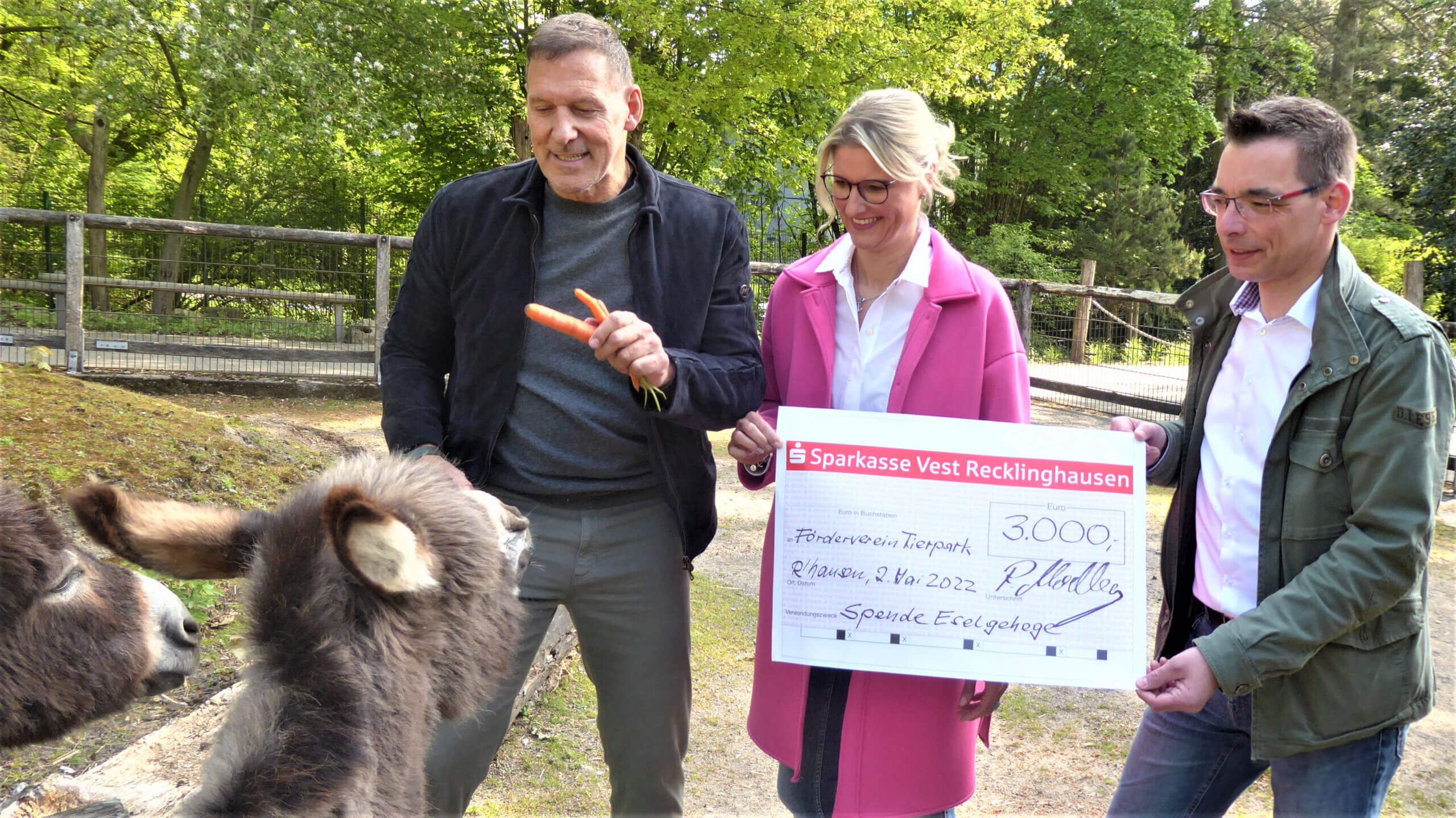 Ralf Moeller überreicht einen Spendenscheck für das neue Eselgehege